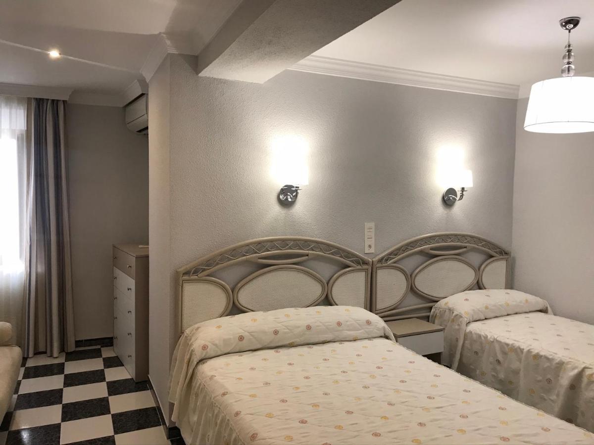 Hostal Plaza Damasco Альмуньекар Экстерьер фото