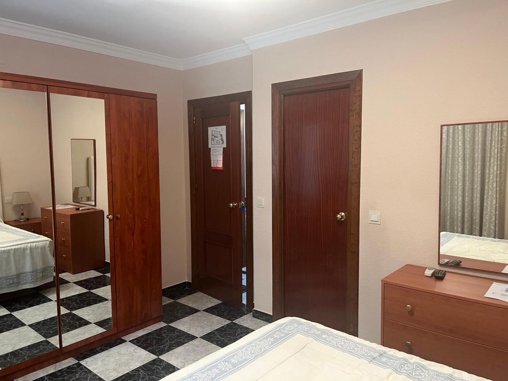 Hostal Plaza Damasco Альмуньекар Экстерьер фото