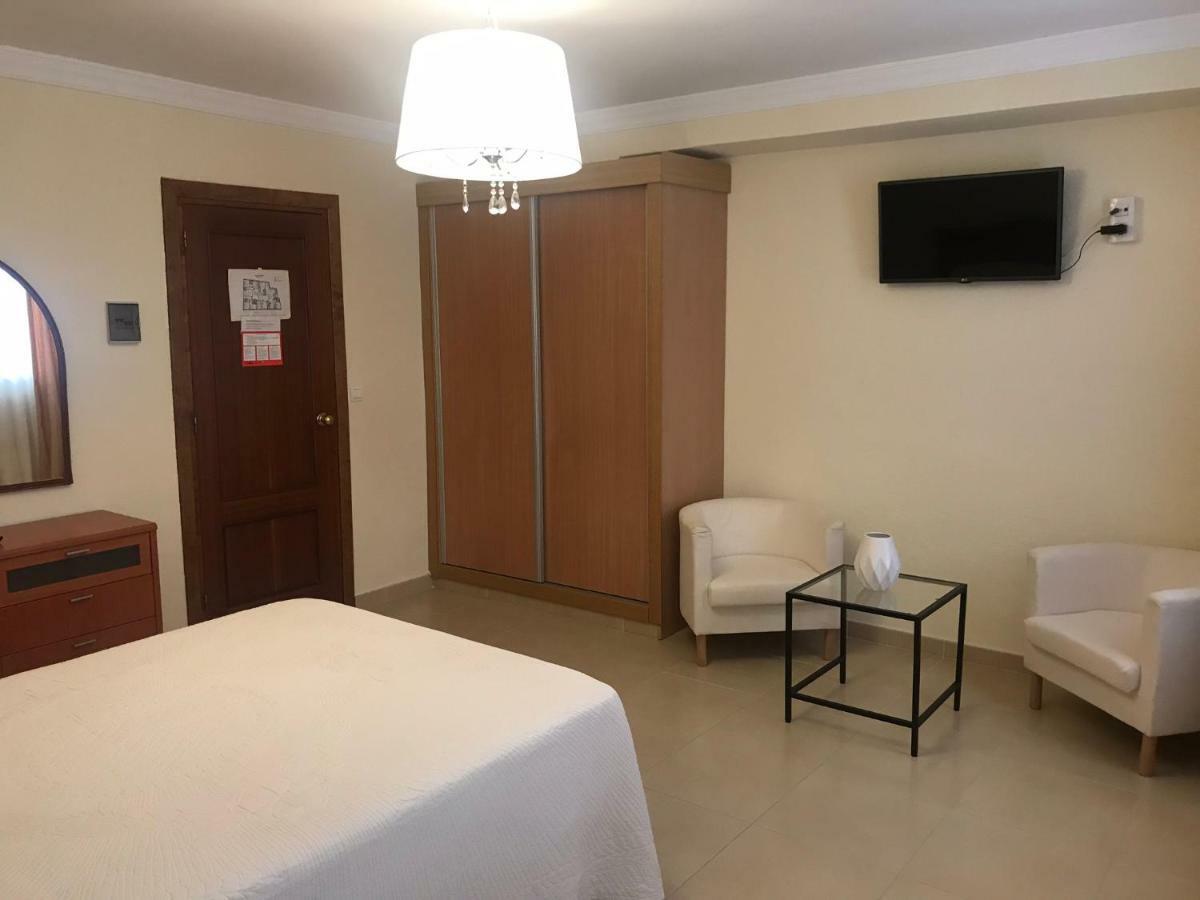 Hostal Plaza Damasco Альмуньекар Экстерьер фото